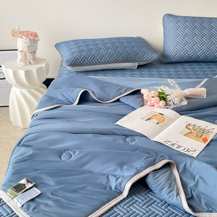 91家纺网 家纺一手货源 找家纺 2025新款加厚乳胶床笠款经典纯色夏被套件 饼干花-宝蓝