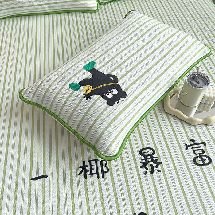 91家纺网 家纺一手货源 找家纺 炫拼  2025新款A类凉豆豆提花条纹卡通刺绣床笠席三件套 暴富熊