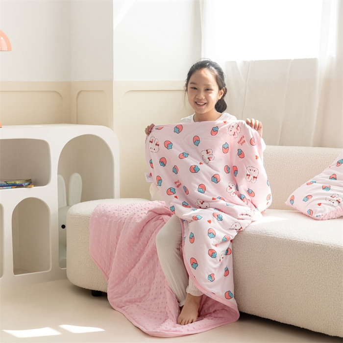 91家纺网 家纺一手货源 找家纺 艾佳宝贝 2025新款A类豆豆针织儿童多功能盖毯安抚夏被-模特图 草莓萌兔