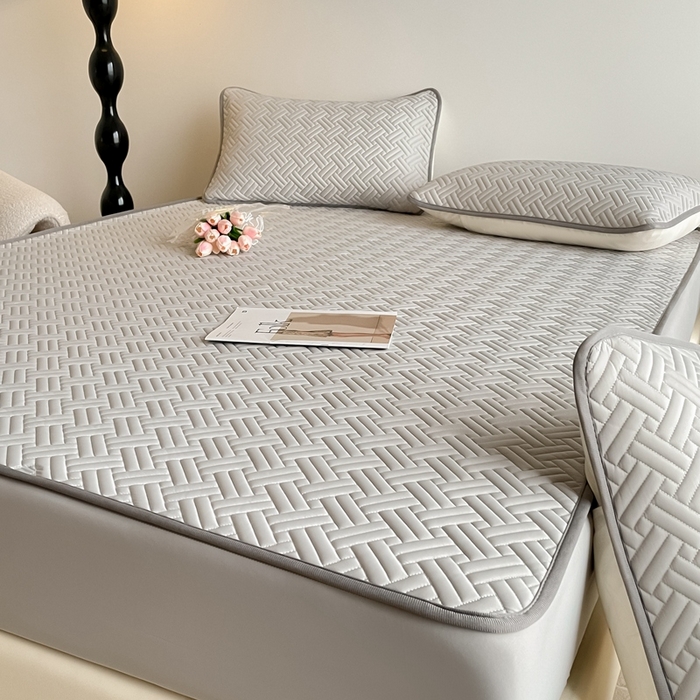 91家纺网 家纺一手货源 找家纺 2025新款加厚乳胶床笠款经典纯色夏被套件 饼干花-浅灰