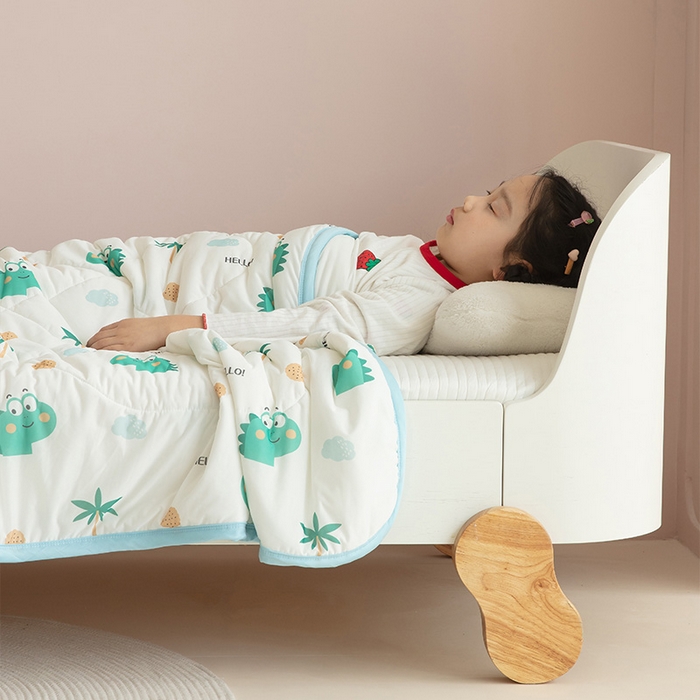 91家纺网 家纺一手货源 找家纺 艾佳宝贝 2025春夏新款A类凉感丝儿童糖果抗菌夏被 hello 恐龙