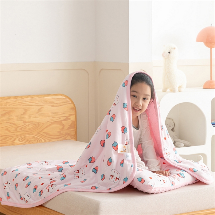 91家纺网 家纺一手货源 找家纺 艾佳宝贝 2025新款A类豆豆针织儿童多功能盖毯安抚夏被-模特图 草莓萌兔