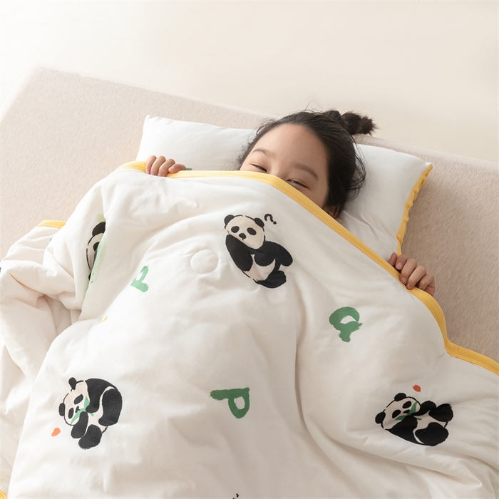 91家纺网 家纺一手货源 找家纺 艾佳宝贝 2025新款A类豆豆针织儿童多功能盖毯安抚夏被-模特图 字母熊猫