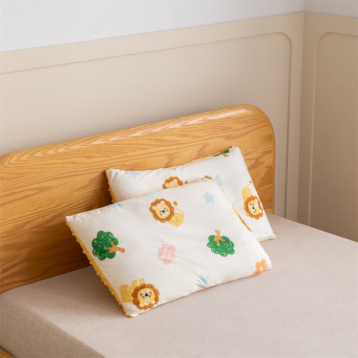 91家纺网 家纺一手货源 找家纺 艾佳宝贝 2025新款A类豆豆针织儿童多功能盖毯安抚夏被-模特图 lucky 萌狮