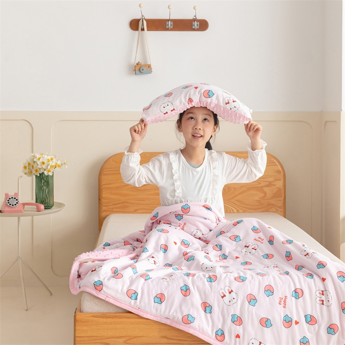 91家纺网 家纺一手货源 找家纺 艾佳宝贝 2025新款A类豆豆针织儿童多功能盖毯安抚夏被-模特图 草莓萌兔