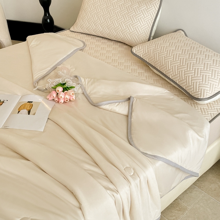 91家纺网 家纺一手货源 找家纺 2025新款加厚乳胶床笠款经典纯色夏被套件 饼干花-米杏