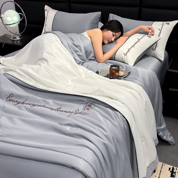 91家纺网 家纺一手货源 找家纺 卡罗兰 2025新款水洗真丝夏凉被空调被拼接款手工包边浪漫花语系列 浪漫花语-浅灰