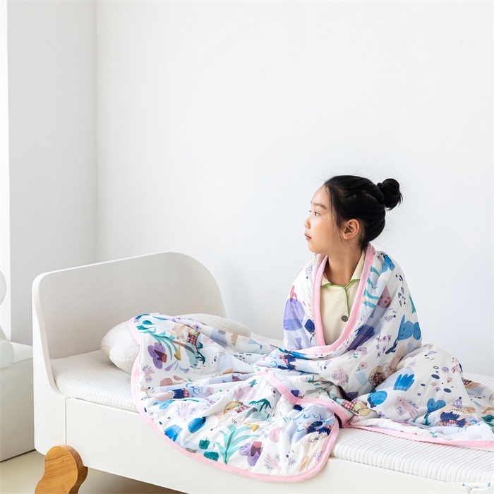 91家纺网 家纺一手货源 找家纺 艾佳宝贝 2025春夏新款A类凉感丝儿童糖果抗菌夏被 兔兔梦游仙境