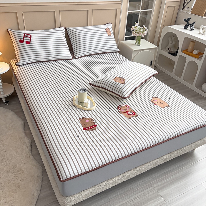 91家纺网 家纺一手货源 找家纺 炫拼  2025新款A类凉豆豆提花条纹卡通刺绣床笠席三件套 元气卡皮