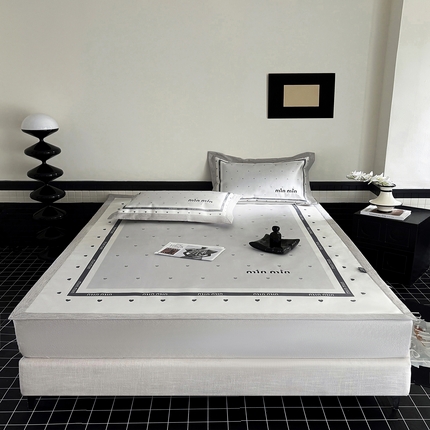 91家纺网 家纺一手货源 找家纺 （总）木希2025春夏新款可水洗冰丝席幻彩刺绣平席系列-场景一