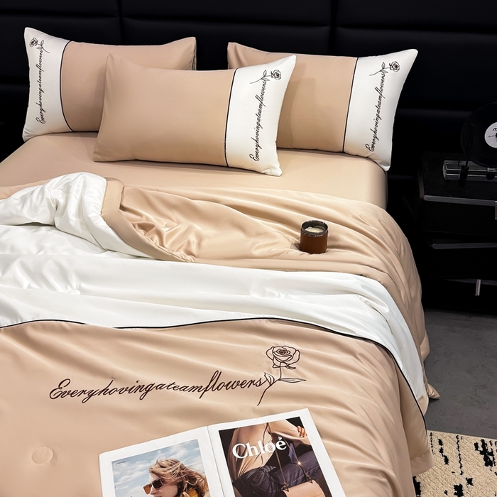 91家纺网 家纺一手货源 找家纺 卡罗兰 2025新款水洗真丝夏凉被空调被拼接款手工包边浪漫花语系列 浪漫花语-香槟金