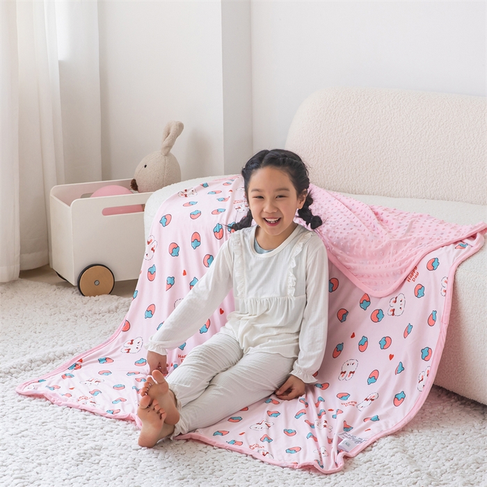 91家纺网 家纺一手货源 找家纺 艾佳宝贝 2025新款A类针织豆豆儿童多功能宿舍午睡安抚盖毯 草莓萌兔-盖毯