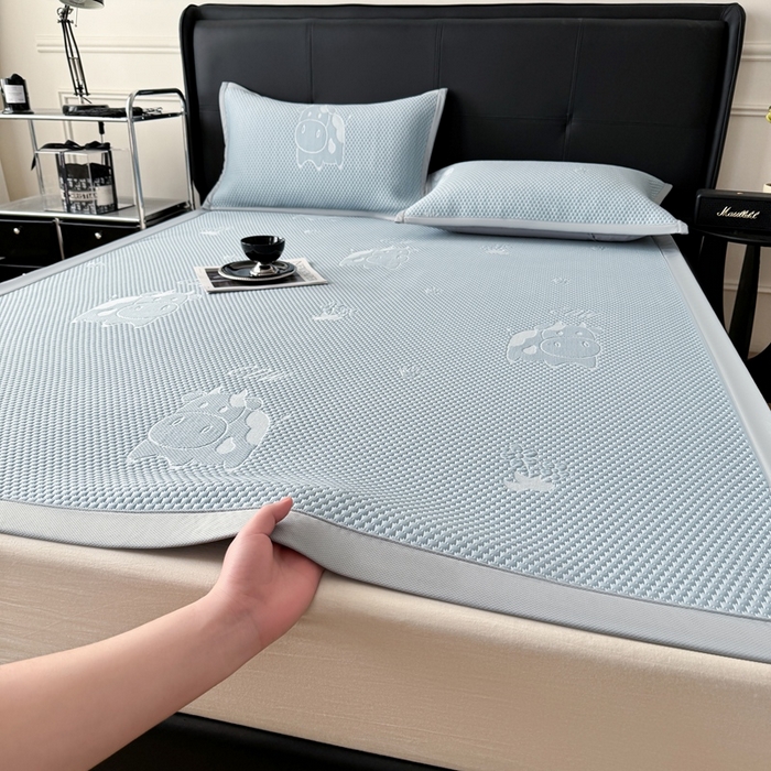 91家纺网 家纺一手货源 找家纺 卡罗兰 2025新款PE提花冰丝凉席凉豆豆床单床笠款凉席-奶牛款 蓝色