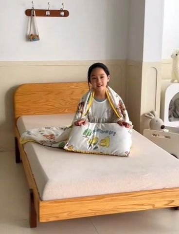 91家纺网 家纺一手货源 找家纺 艾佳宝贝 2025新款A类豆豆针织儿童多功能盖毯安抚夏被-模特图 童年的伙伴