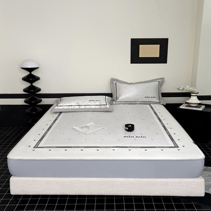 91家纺网 家纺一手货源 找家纺 （总）木希2025春夏新款可水洗冰丝席幻彩刺绣床笠系列-场景一