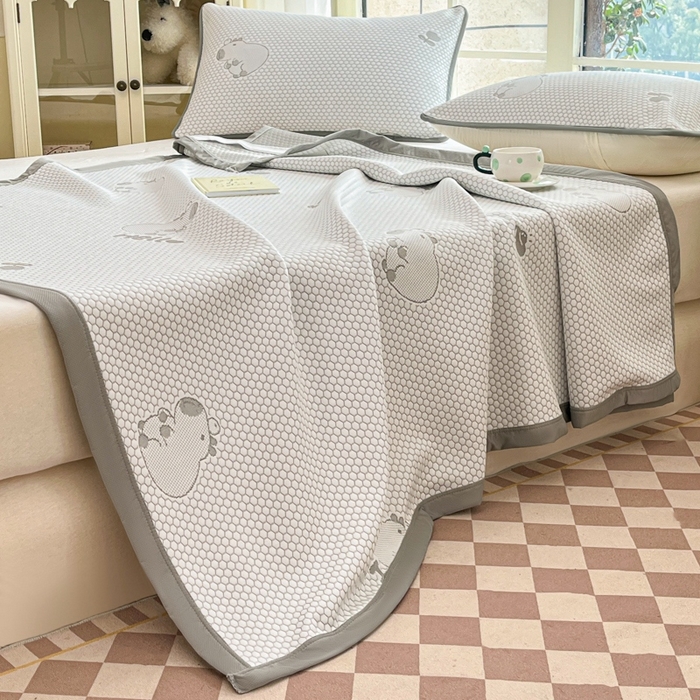 91家纺网 家纺一手货源 找家纺 卡伦2025新款冰丝豆豆凉席床席系列 卡皮巴拉-灰