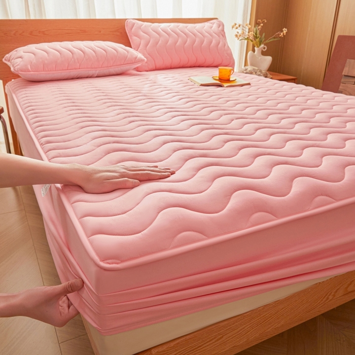 91家纺网 家纺一手货源 找家纺 初心家纺 2025新款原棉防水夹棉窗帘床护罩单件席梦思保护套防水床罩 粉玉