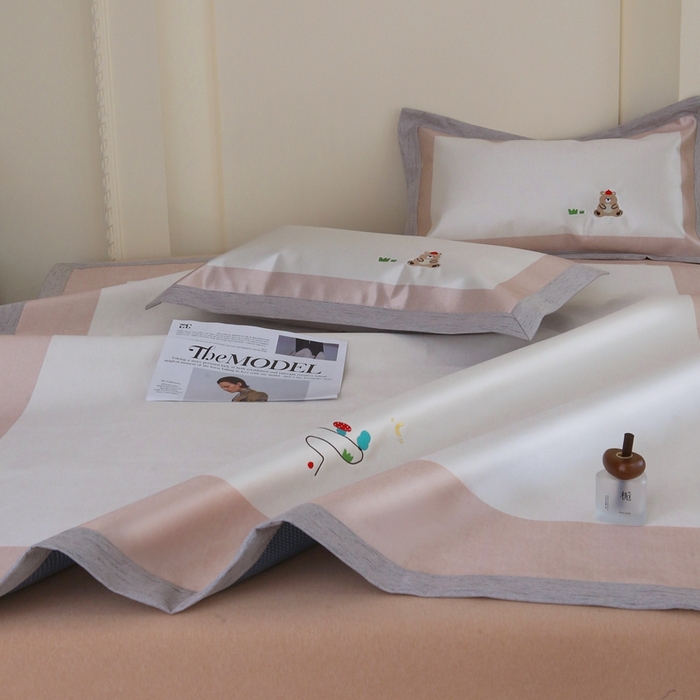 91家纺网 家纺一手货源 找家纺 木希2025春夏新款可水洗冰丝席幻彩刺绣平席系列-场景一 森林小熊