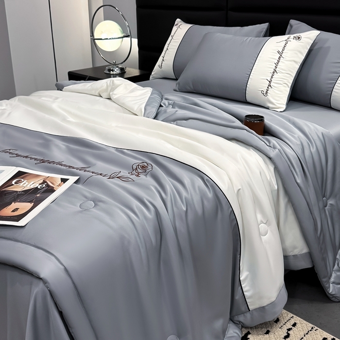 91家纺网 家纺一手货源 找家纺 卡罗兰 2025新款水洗真丝夏凉被空调被拼接款手工包边浪漫花语系列 浪漫花语-浅灰