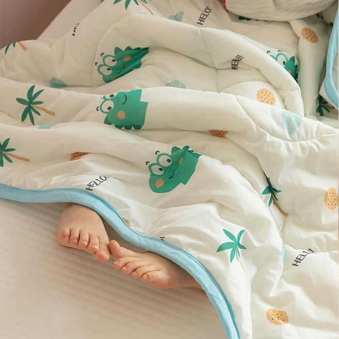 91家纺网 家纺一手货源 找家纺 艾佳宝贝 2025春夏新款A类凉感丝儿童糖果抗菌夏被 hello 恐龙