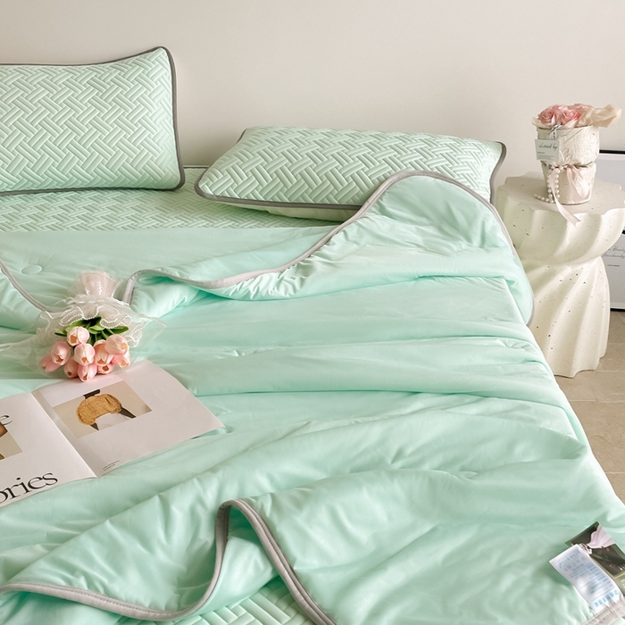 91家纺网 家纺一手货源 找家纺 2025新款加厚乳胶床笠款经典纯色夏被套件 饼干花-水绿