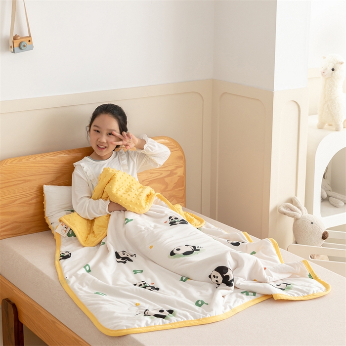 91家纺网 家纺一手货源 找家纺 艾佳宝贝 2025新款A类豆豆针织儿童多功能盖毯安抚夏被-模特图 字母熊猫