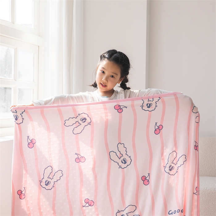 91家纺网 家纺一手货源 找家纺 艾佳宝贝 2025新款A类针织豆豆儿童多功能宿舍午睡安抚盖毯 樱桃长耳兔-盖毯