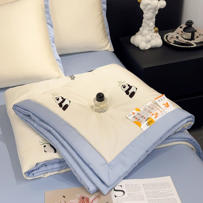 91家纺网 家纺一手货源 找家纺 2025新款清凉舒适水洗冰丝刺绣夏被四件套 熊猫-奶白蓝