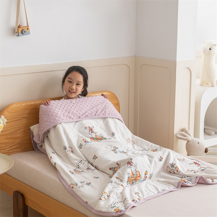 91家纺网 家纺一手货源 找家纺 艾佳宝贝 2025新款A类豆豆针织儿童多功能盖毯安抚夏被-模特图 兔兔的生日