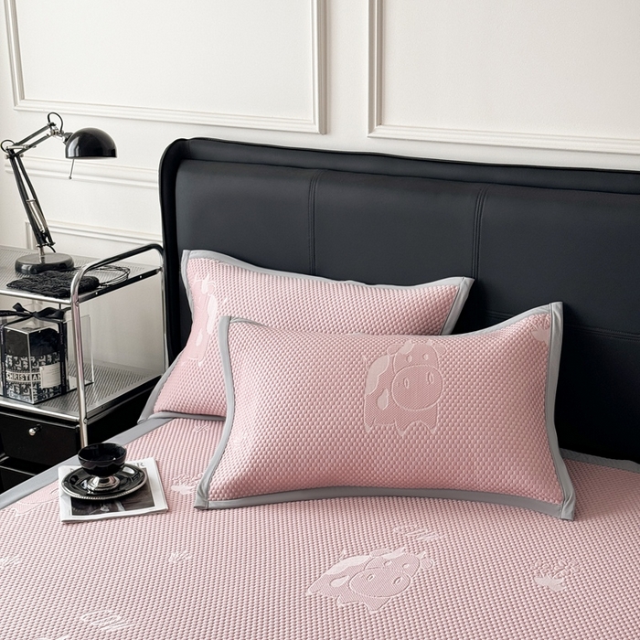 91家纺网 家纺一手货源 找家纺 卡罗兰 2025新款PE提花冰丝凉席凉豆豆床单床笠款凉席-奶牛款 粉色