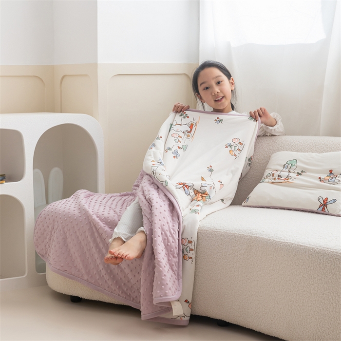 91家纺网 家纺一手货源 找家纺 艾佳宝贝 2025新款A类豆豆针织儿童多功能盖毯安抚夏被-模特图 兔兔的生日