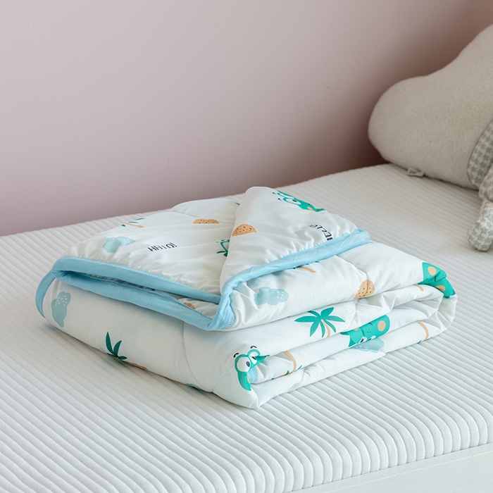 91家纺网 家纺一手货源 找家纺 艾佳宝贝 2025春夏新款A类凉感丝儿童糖果抗菌夏被 hello 恐龙