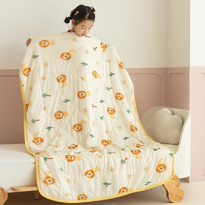 91家纺网 家纺一手货源 找家纺 艾佳宝贝 2025春夏新款A类凉感丝儿童糖果抗菌夏被 丛林萌狮