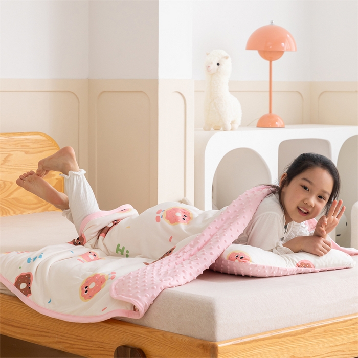 91家纺网 家纺一手货源 找家纺 艾佳宝贝 2025新款A类豆豆针织儿童多功能盖毯安抚夏被-模特图 甜甜与圈圈