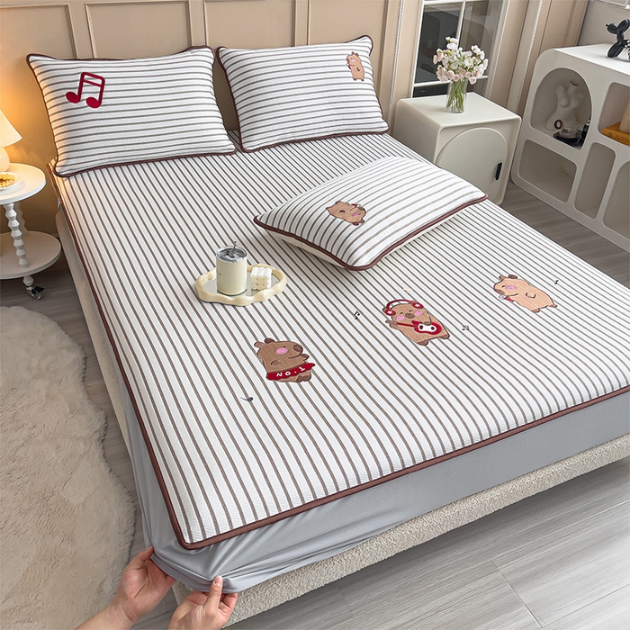 91家纺网 家纺一手货源 找家纺 炫拼  2025新款A类凉豆豆提花条纹卡通刺绣床笠席三件套 元气卡皮