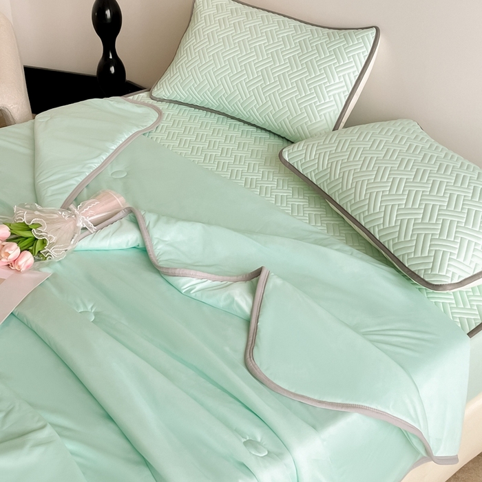 91家纺网 家纺一手货源 找家纺 2025新款加厚乳胶床笠款经典纯色夏被套件 饼干花-水绿