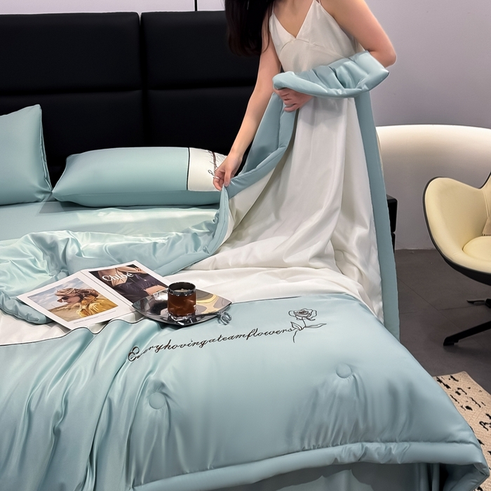 91家纺网 家纺一手货源 找家纺 卡罗兰 2025新款水洗真丝夏凉被空调被拼接款手工包边浪漫花语系列 浪漫花语-青石绿