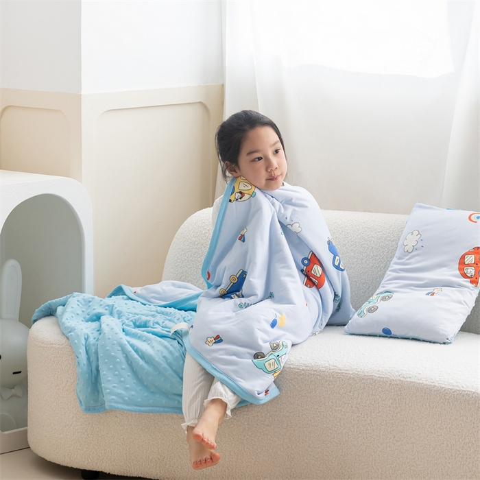 91家纺网 家纺一手货源 找家纺 艾佳宝贝 2025新款A类豆豆针织儿童多功能盖毯安抚夏被-模特图 汽车小纵队