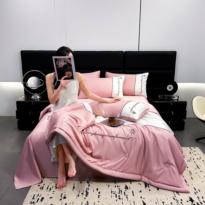 91家纺网 家纺一手货源 找家纺 卡罗兰 2025新款水洗真丝夏凉被空调被拼接款手工包边浪漫花语系列 浪漫花语-樱花粉