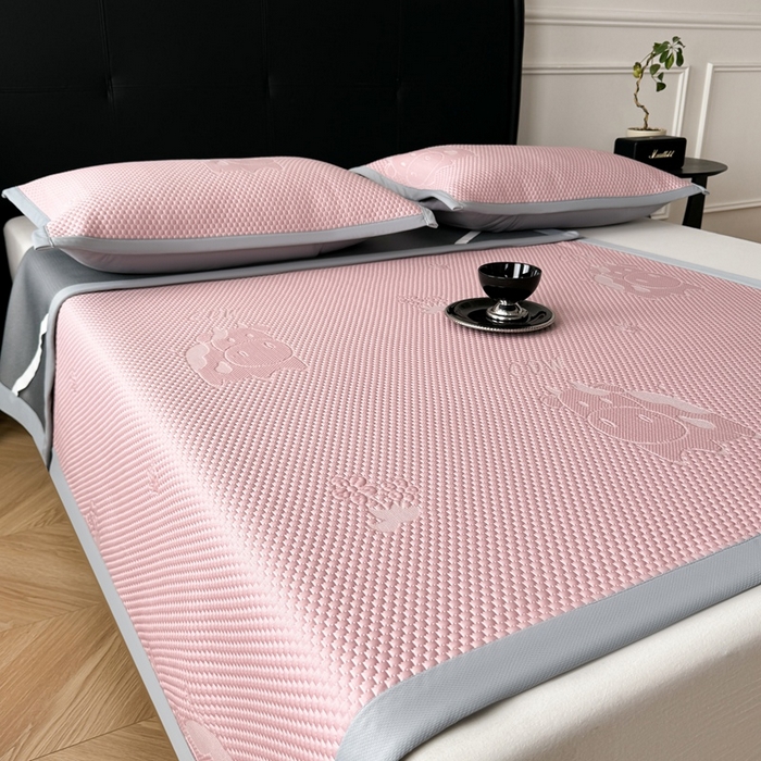 91家纺网 家纺一手货源 找家纺 卡罗兰 2025新款PE提花冰丝凉席凉豆豆床单床笠款凉席-奶牛款 粉色