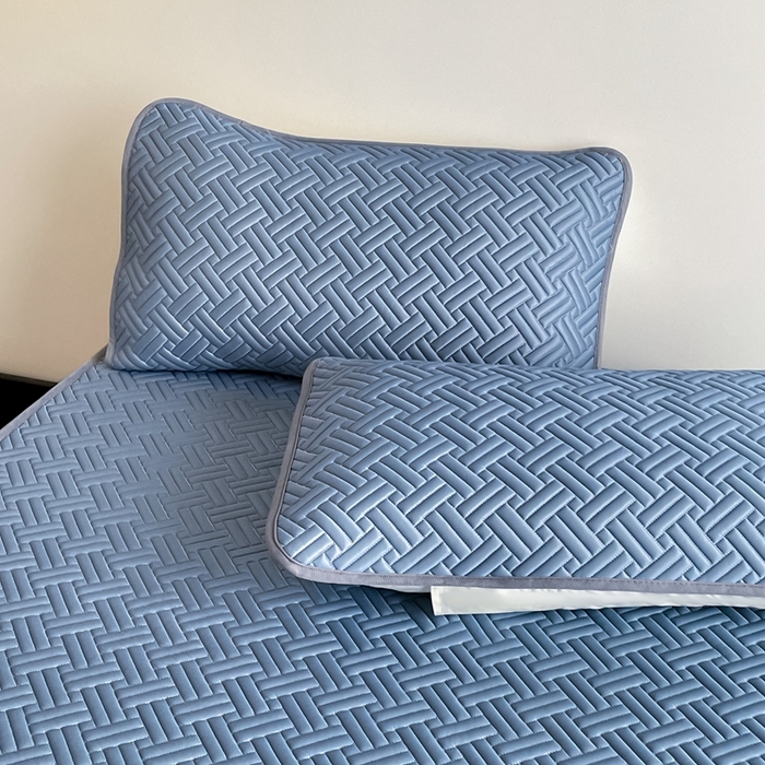 91家纺网 家纺一手货源 找家纺 2025新款加厚乳胶床笠款经典纯色夏被套件 饼干花-宝蓝