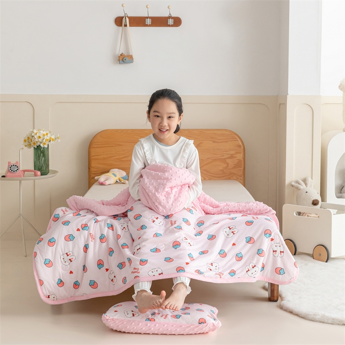 91家纺网 家纺一手货源 找家纺 艾佳宝贝 2025新款A类豆豆针织儿童多功能盖毯安抚夏被-模特图 草莓萌兔