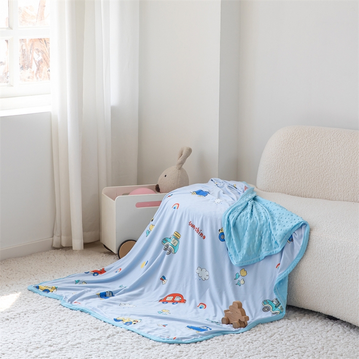91家纺网 家纺一手货源 找家纺 艾佳宝贝 2025新款A类针织豆豆儿童多功能宿舍午睡安抚盖毯 汽车小纵队-盖毯