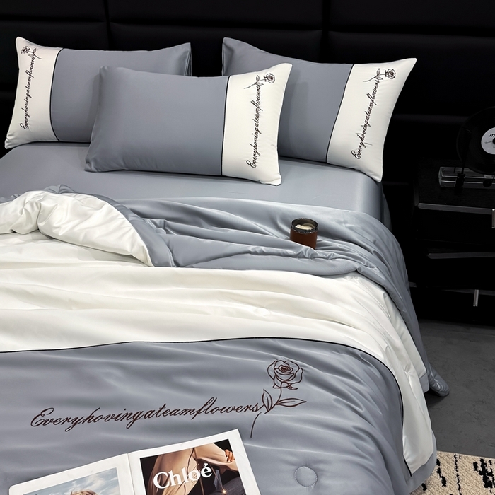 91家纺网 家纺一手货源 找家纺 卡罗兰 2025新款水洗真丝夏凉被空调被拼接款手工包边浪漫花语系列 浪漫花语-浅灰