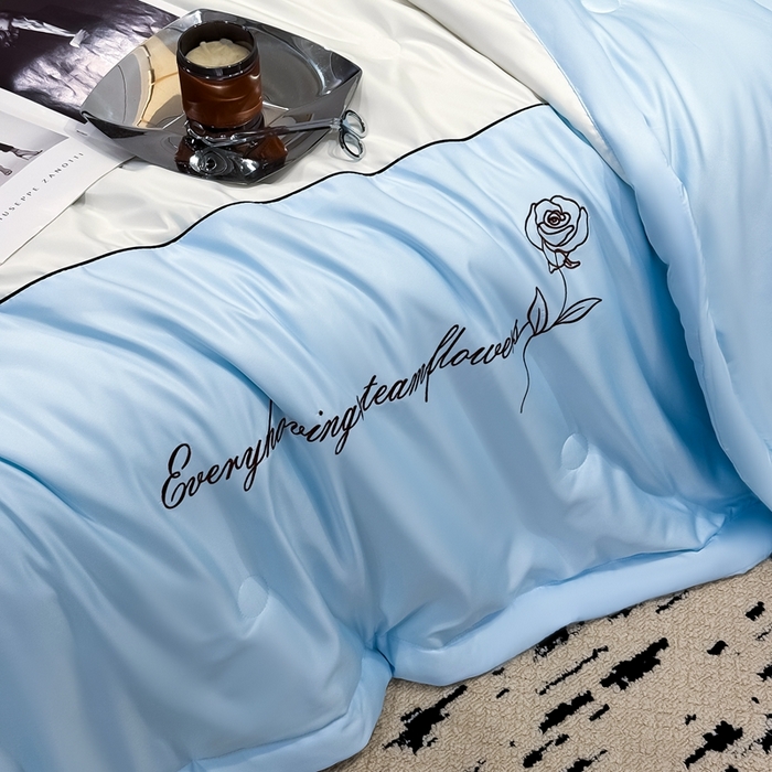 91家纺网 家纺一手货源 找家纺 卡罗兰 2025新款水洗真丝夏凉被空调被拼接款手工包边浪漫花语系列 浪漫花语-天空蓝