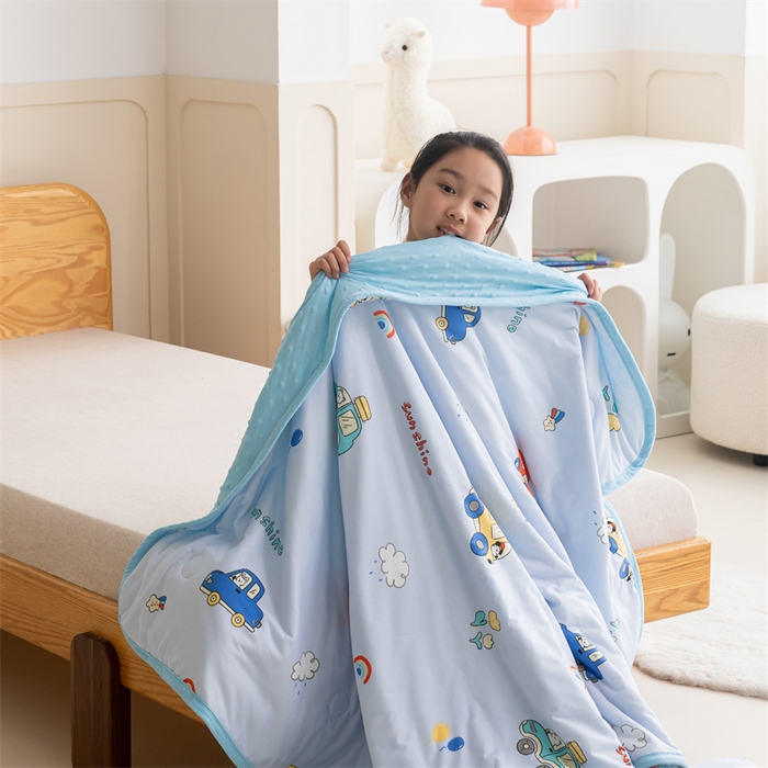 91家纺网 家纺一手货源 找家纺 艾佳宝贝 2025新款A类豆豆针织儿童多功能盖毯安抚夏被-模特图 汽车小纵队