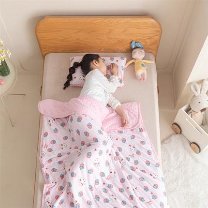 艾佳宝贝 2025新款A类豆豆针织儿童多功能盖毯安抚夏被-模特图 草莓萌兔