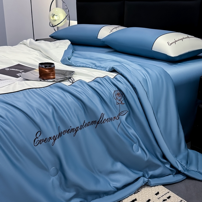 91家纺网 家纺一手货源 找家纺 卡罗兰 2025新款水洗真丝夏凉被空调被拼接款手工包边浪漫花语系列 浪漫花语-宾利蓝