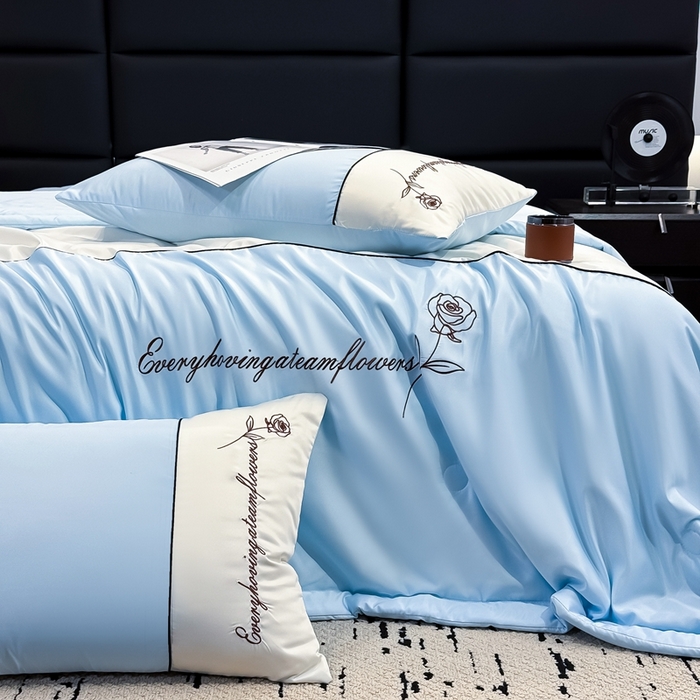 91家纺网 家纺一手货源 找家纺 卡罗兰 2025新款水洗真丝夏凉被空调被拼接款手工包边浪漫花语系列 浪漫花语-天空蓝