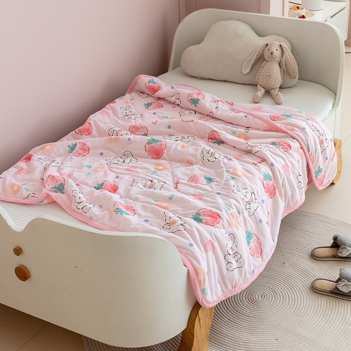 91家纺网 家纺一手货源 找家纺 艾佳宝贝 2025春夏新款A类凉感丝儿童糖果抗菌夏被 草莓兔宝